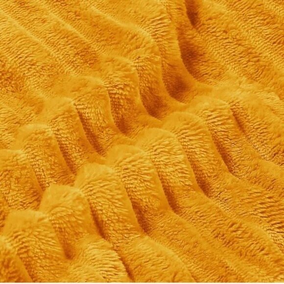 Ruffle Fleece Blanket All Year - Picture 3 of 3